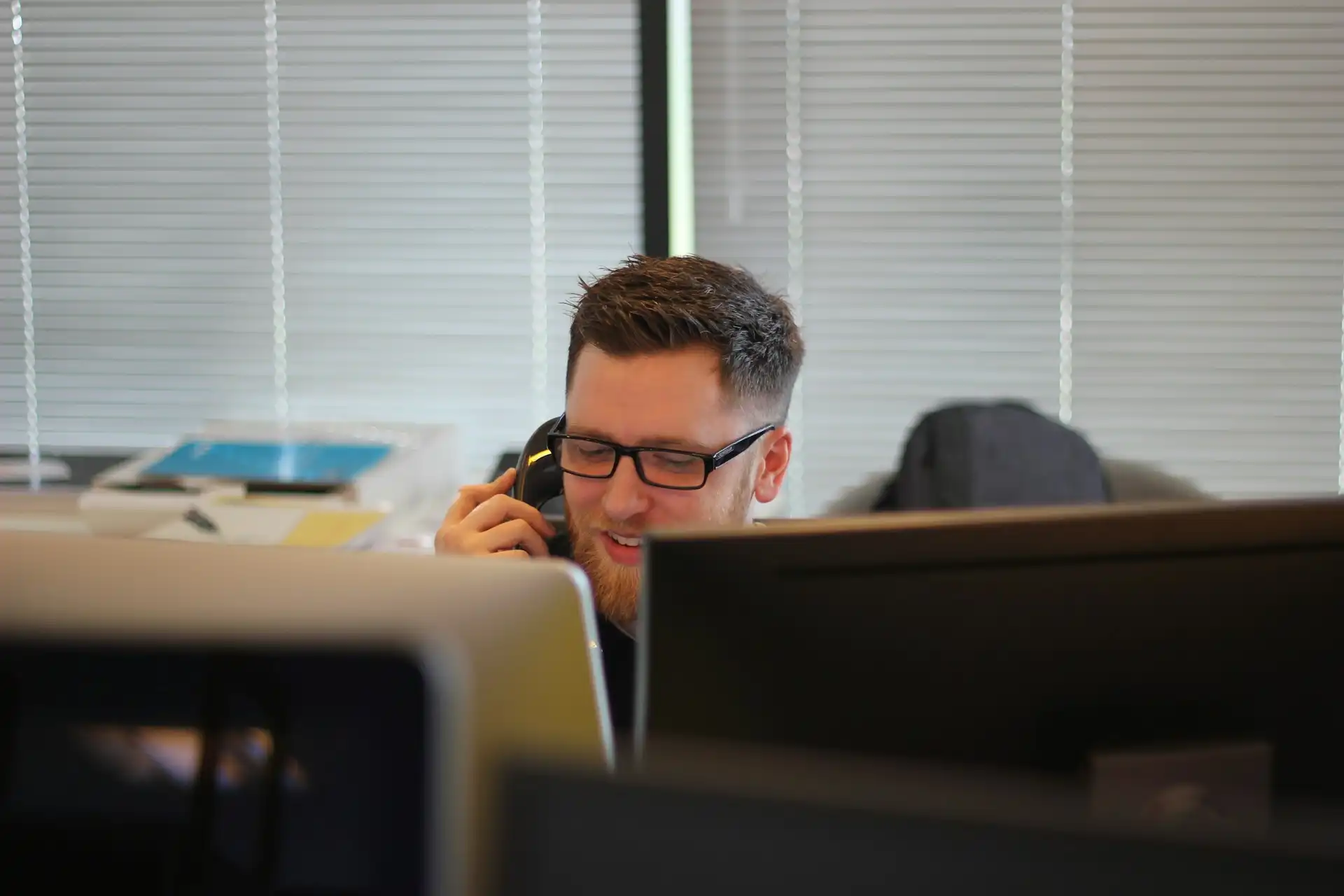 Pani z call center CMZiR pomaga pacjentowi w rezerwacji wizyty