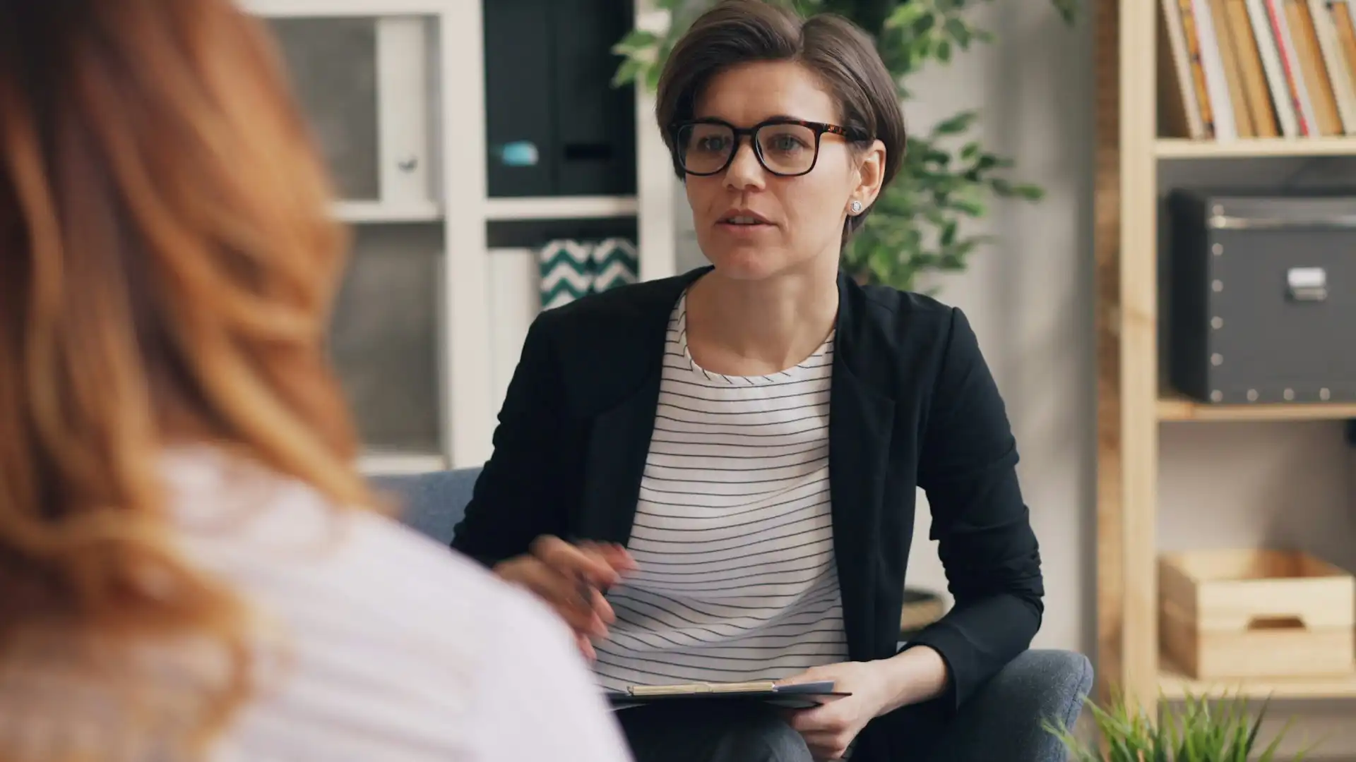Konsultacja psychologiczna - rozmowa psychologa z pacjentką w gabinecie